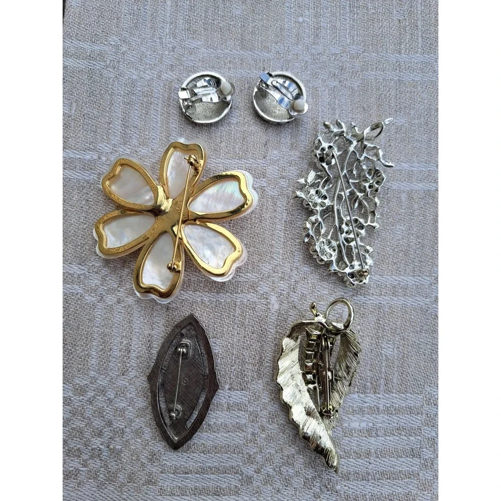 Women's Set Of 4 Brooches 1 Clip On Earring Rhinestone Mother Of Pearl Unmarked